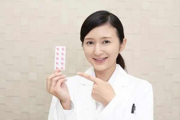 Uśmiechnięta Azjatka Farmaceuty Lekiem — Zdjęcie stockowe