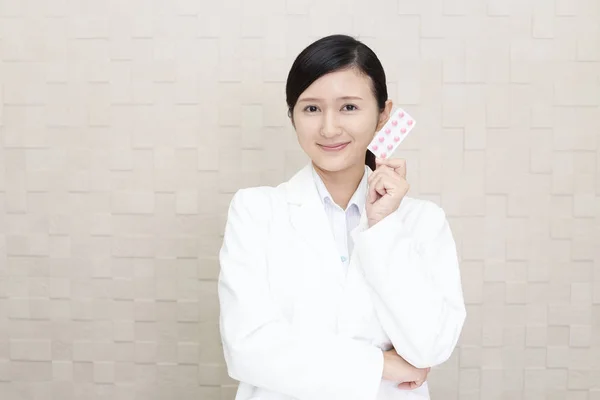 Lächelnder Asiatischer Apotheker Mit Medikamenten — Stockfoto