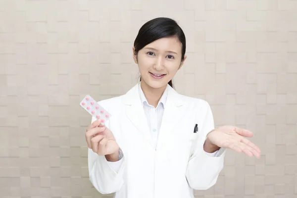 Tıp Ile Gülümseyen Asya Eczacı — Stok fotoğraf