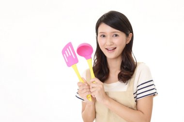 Mutfak eşyaları ile Asya ev kadını gülümseyen