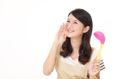 Gülümseyen kadın önlük