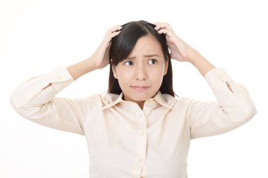 Beyaz arka plan üzerinde izole sinir bozucu Asyalı kadın