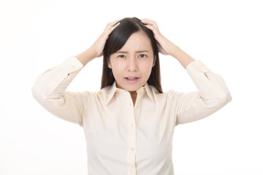 Beyaz arka plan üzerinde izole sinir bozucu Asyalı kadın