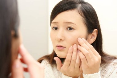 Cilt sorunları olan genç bir kadın.