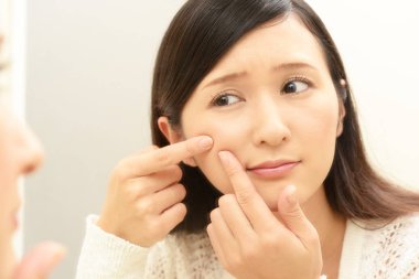 Cilt sorunları olan genç bir kadın.