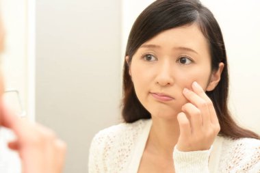 Cilt sorunları olan genç bir kadın.