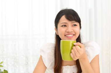 Kahve molası hoşlanan kadın