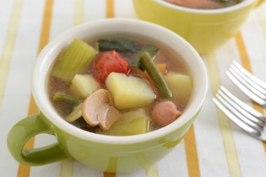 İki su bardağı sebze çorbası