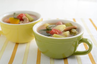 Yemek masası ile sebze çorbası