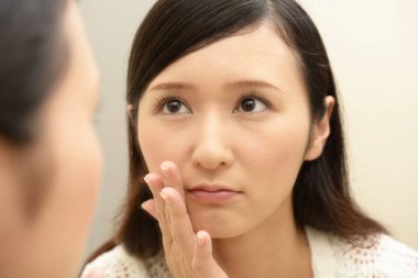 Cilt sorunları olan genç bir kadın.