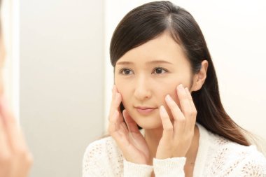 Cilt sorunları olan genç bir kadın.