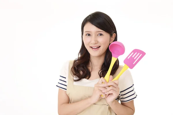 台所で笑顔のアジアの主婦 — ストック写真