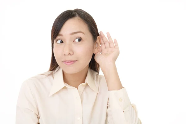 Een Vrouw Legt Haar Hand Haar Oor — Stockfoto