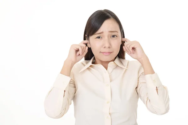 Asiatische Frau Schließt Die Ohren — Stockfoto