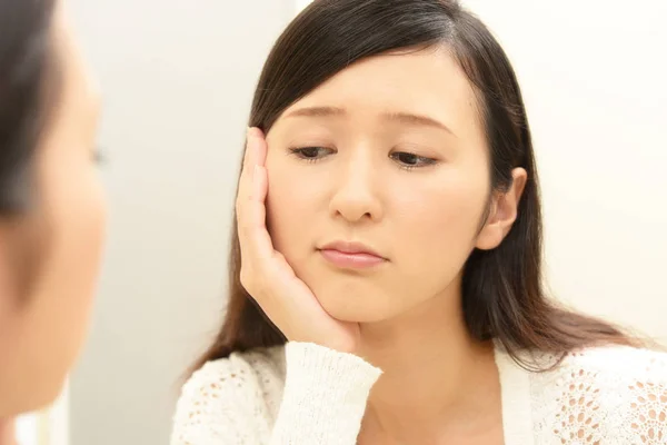 Mujer Joven Que Tiene Problemas Piel — Foto de Stock