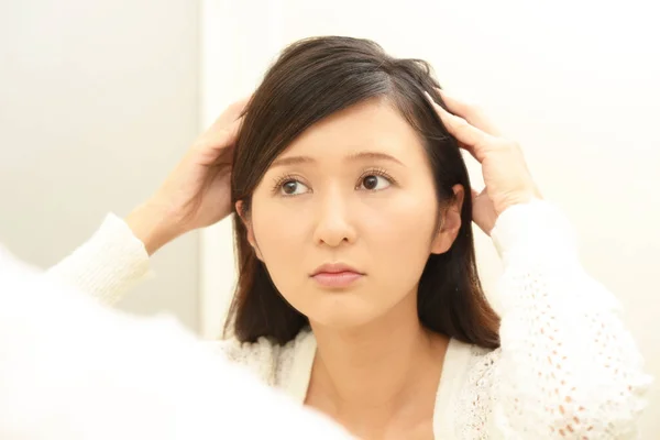 Mujer Buscando Infeliz Con Pelo — Foto de Stock