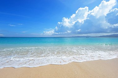 Okinawa 'da güzel bir plajın resmi.