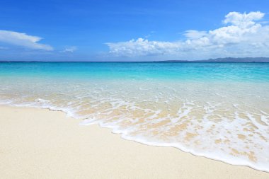 Okinawa 'da güzel bir plajın resmi.