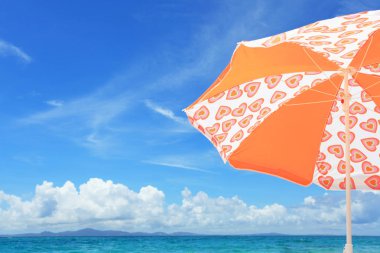 Okinawa 'da güzel bir plajın resmi.