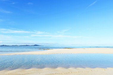 Okinawa 'da güzel bir plajın resmi.