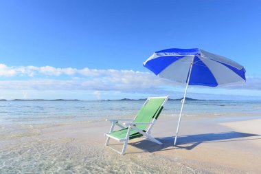 Okinawa 'da güzel bir plajın resmi.