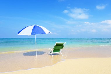 Okinawa 'da güzel bir plajın resmi.
