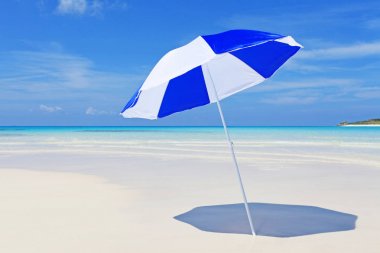 Okinawa 'da güzel bir plajın resmi.