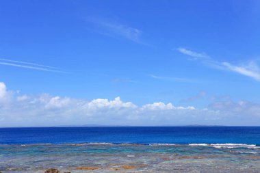 Mavi gökyüzü ve Okinawa Denizi