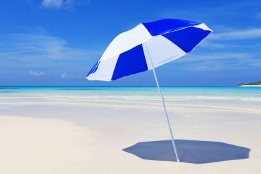 Okinawa 'da güzel bir plajın resmi.