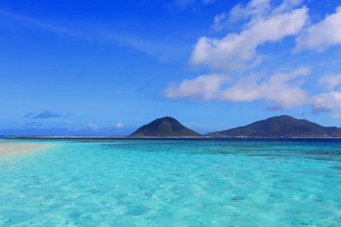 Mavi gökyüzü ve Okinawa Denizi