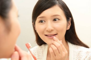 Diş fırçası olan kadın.