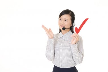 Çağrı Merkezi operatörü bir onay işareti ile gülümseyen