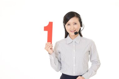 Çağrı Merkezi operatörü bir sayı ile gülümseyen