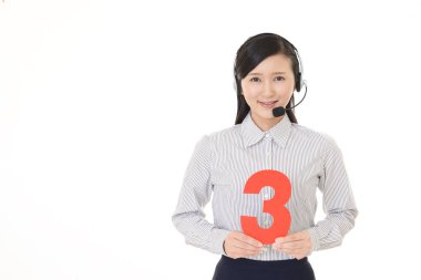 Çağrı Merkezi operatörü bir sayı ile gülümseyen