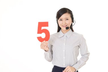 Çağrı Merkezi operatörü bir sayı ile gülümseyen