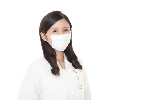 彼女の顔に保護マスクを持つ若い女性 — ストック写真