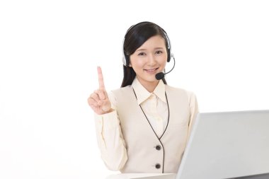 gülümseyen çağrı merkezi operatörü