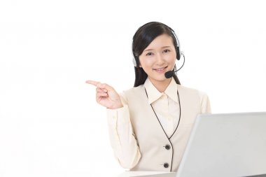 gülümseyen çağrı merkezi operatörü