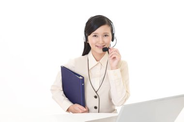 gülümseyen çağrı merkezi operatörü