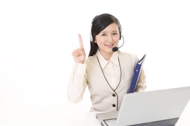 gülümseyen çağrı merkezi operatörü