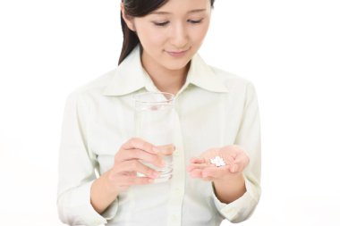 Takviyeleri içen kadın