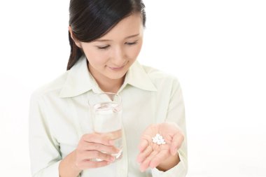 Takviyeleri içen kadın