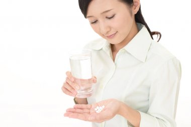 Takviyeleri içen kadın