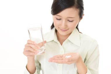 Takviyeleri içen kadın