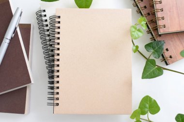 Defter masanın üzerinde