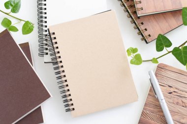 Defter masanın üzerinde
