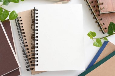 Defter masanın üzerinde