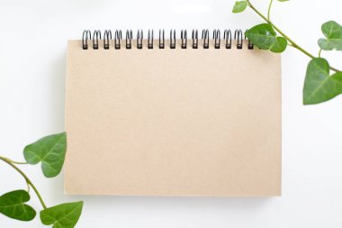 Masanın üstünde defter