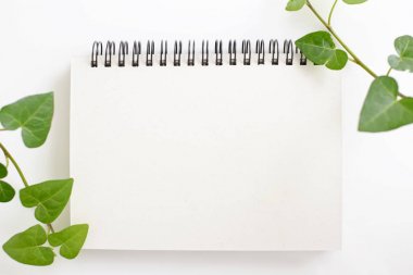 Masanın üstünde defter
