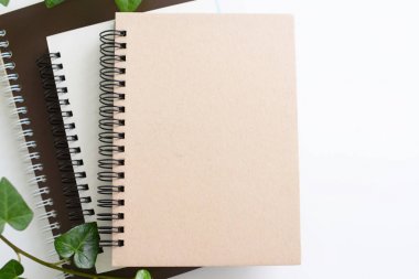 Defter masanın üzerinde